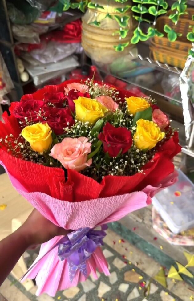 💐The Flower Bouquet 💐 with Paper wrap (approx 20 Flowers) - Image 7
