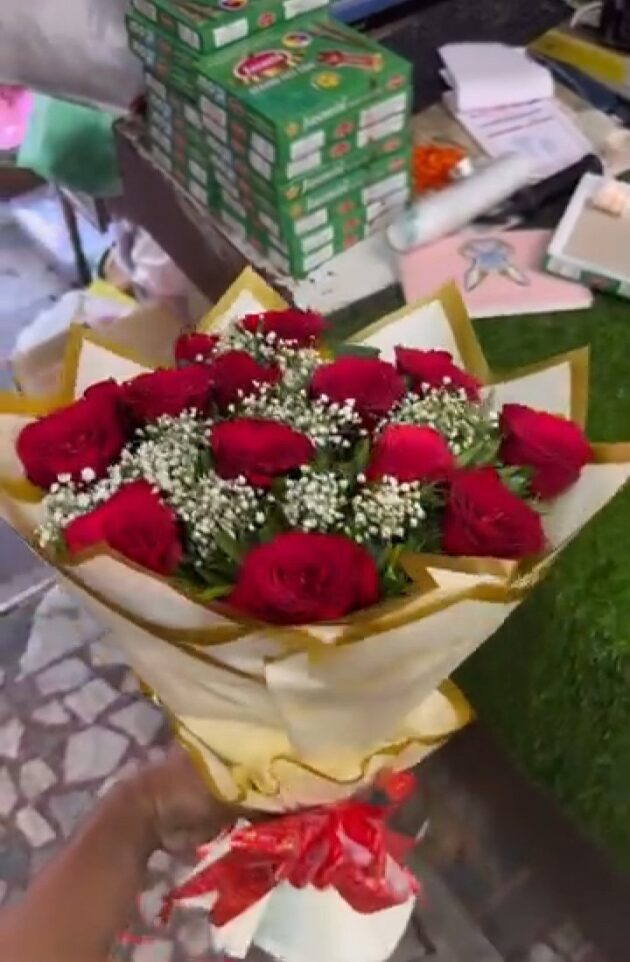💐The Flower Bouquet 💐 with Paper wrap (approx 20 Flowers) - Image 18
