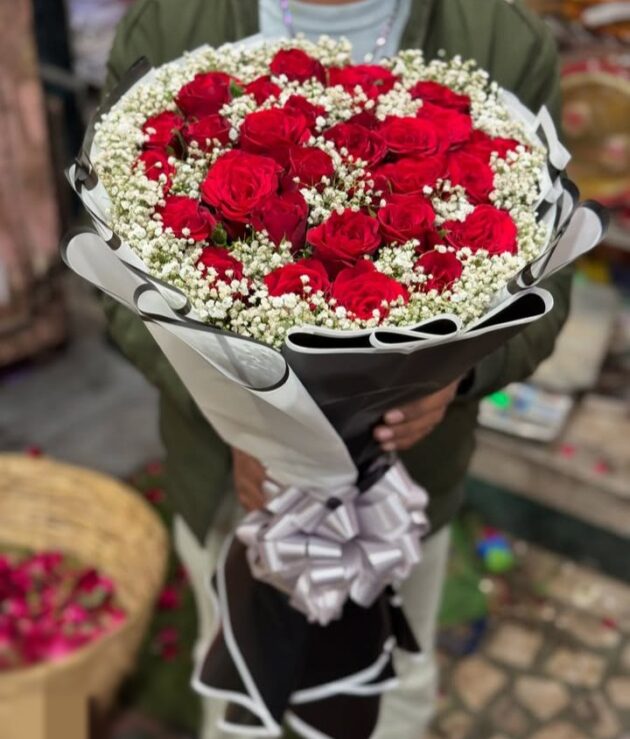 💐The Flower Bouquet 💐 with Paper wrap (approx 20 Flowers) - Image 9
