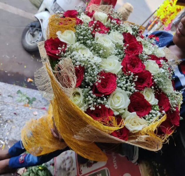 💐The Flower Bouquet 💐 with Paper wrap (approx 20 Flowers) - Image 16