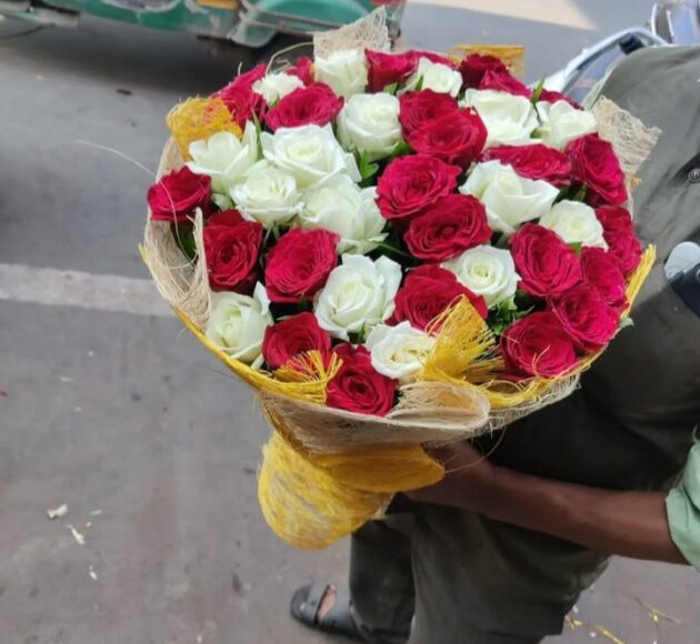 💐The Flower Bouquet 💐 with Paper wrap (approx 20 Flowers) - Image 12