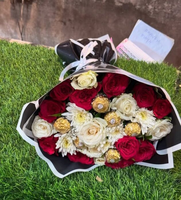 💐The Flower Bouquet 💐 with Paper wrap (approx 20 Flowers) - Image 8