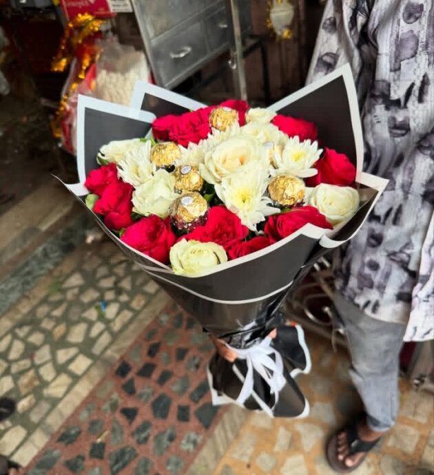 💐The Flower Bouquet 💐 with Paper wrap (approx 20 Flowers) - Image 3