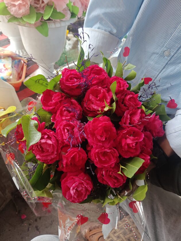 💐 Indian Rose (Desi Gulab) Flower Bouquet 💐 with Poly wrap - Image 5