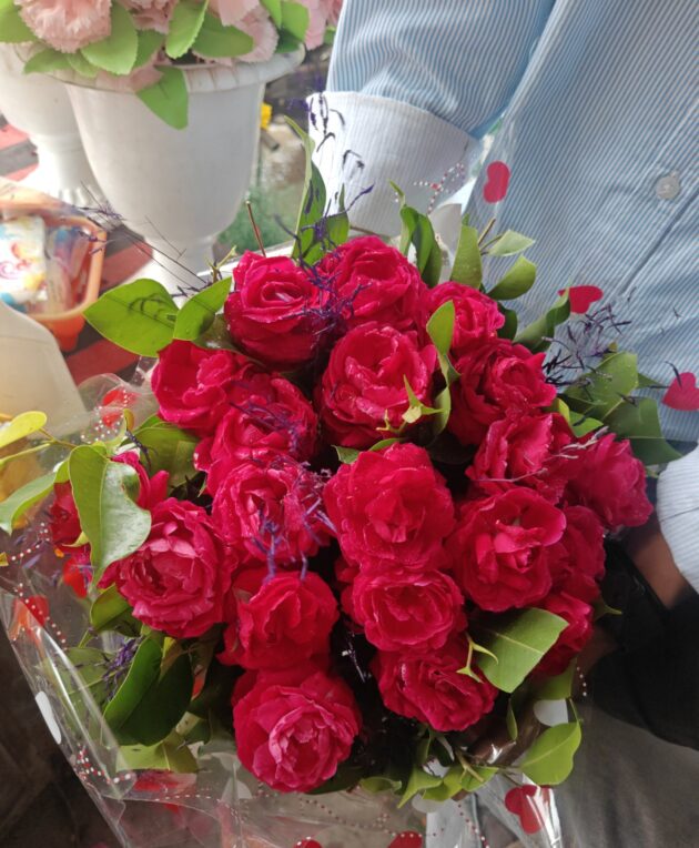 💐 Indian Rose (Desi Gulab) Flower Bouquet 💐 with Poly wrap - Image 7