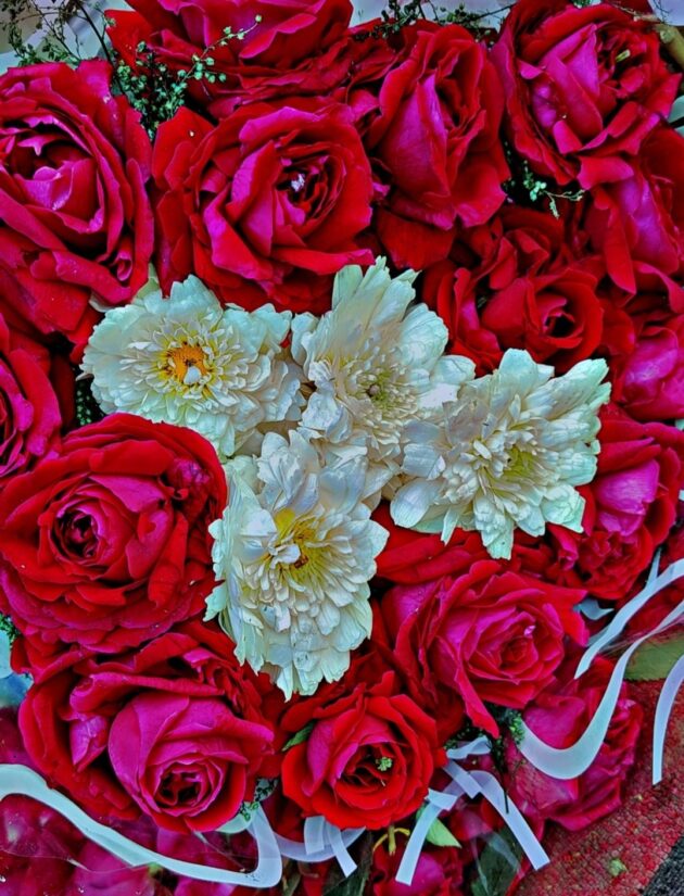 💐 Mix Flower & Indian rose (Desi Gulab)
 Flower Bouquet 💐 with Poly wrap
