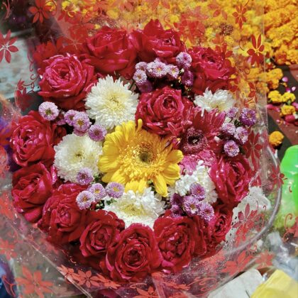 💐 Big Size Mix Flower & Indian rose (Desi Gulab)
 Flower Bouquet 💐 with Poly wrap