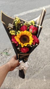 🌻 Sunflower with 5 Roses 🌻 with Black Premium Packing