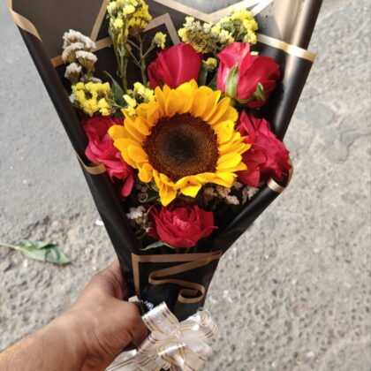 🌻 Sunflower with 5 Roses 🌻 with Black Premium Packing